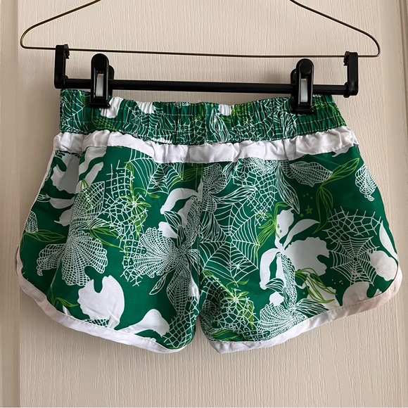 Green board shorts. - Picture 2 of 8